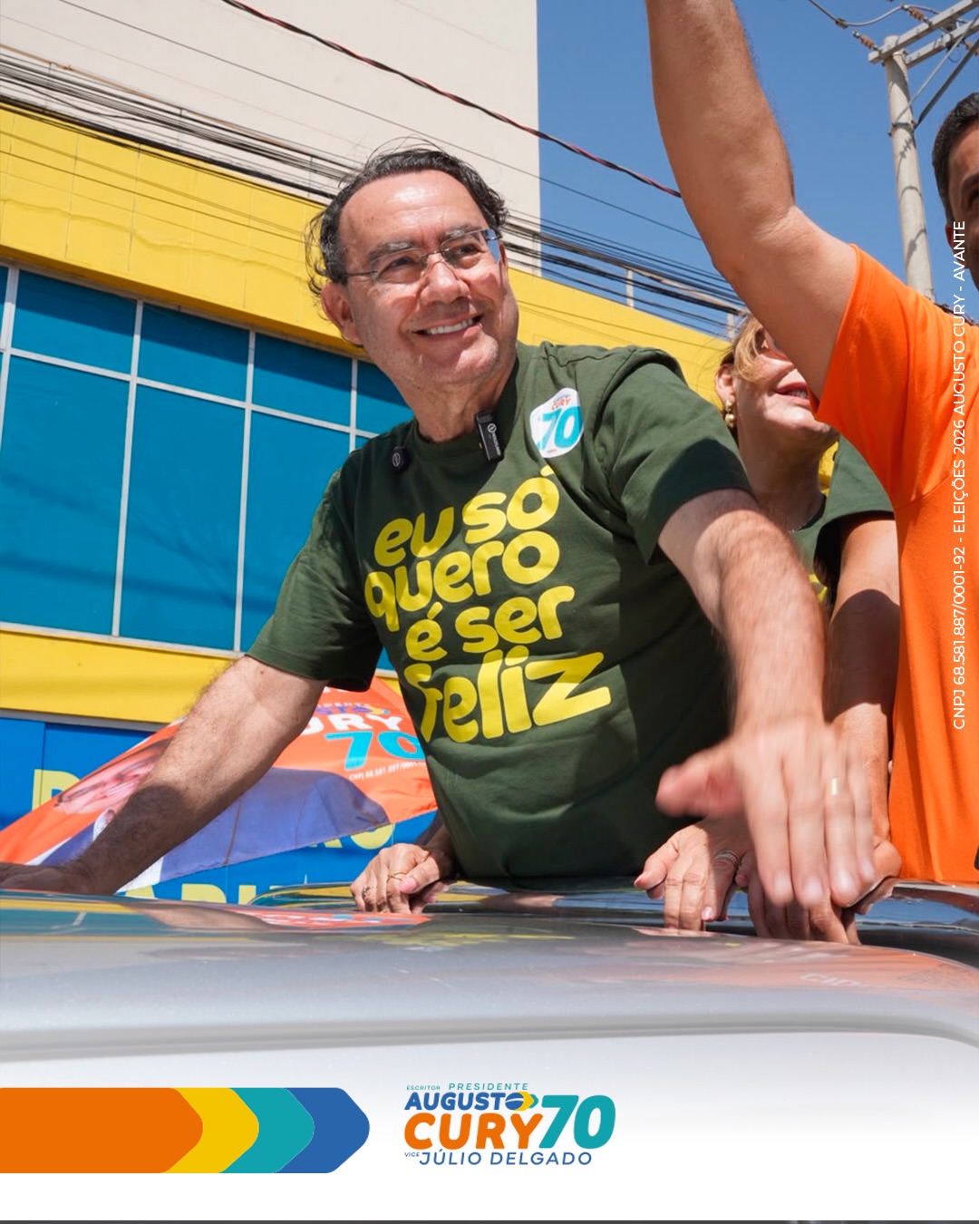 Augusto Cury em caminhada de campanha, cercado por apoiadores
